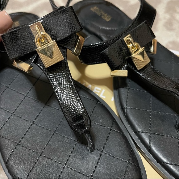 Michael Kors Alice Thong Leather Sandals Like New - Picture 3 of 5